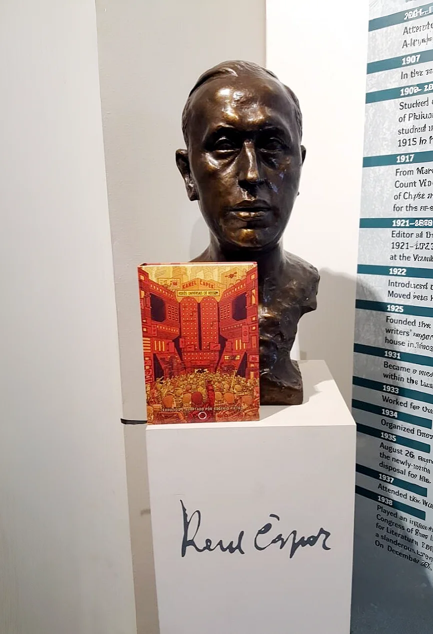 Edição brasileira de RUR no museu de Karel Čapek, na República Tcheca. Foto: cortesia de Hasan Zahirovic.